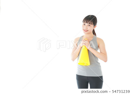 Young woman doing sports cheer 54731239