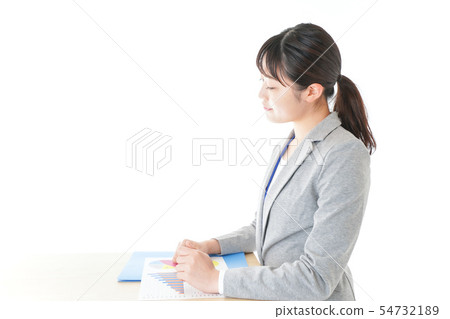 工作在辦公室的年輕女商人 54732189