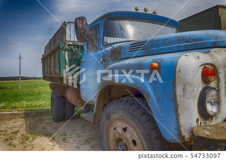 Old rusting truck or lorry outdoors in a field Old rusting truck or lorry outdoors in a field 54733097