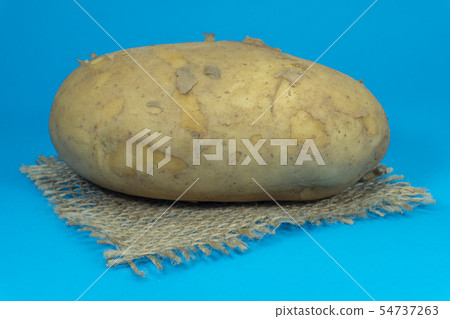 Fresh potato on a square of hessian Fresh potato on a square of hessian 54737263