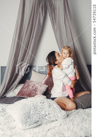 Beautiful mother with a little daughter Beautiful mother with a little daughter 54739118