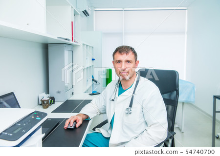 Portrait of male mature doctor feeling confident 54740700