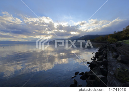 北海道,洞爺湖的秋天和清早風景 北海道,洞爺湖的秋天和清早風景 54741058