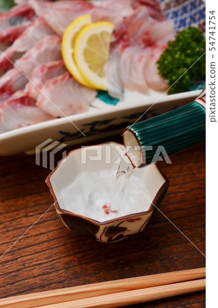 在Kutani喝酒時清酒和吃清酒 在Kutani喝酒時清酒和吃清酒 54741754