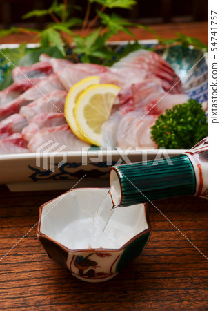 在Kutani喝酒時清酒和吃清酒 在Kutani喝酒時清酒和吃清酒 54741757