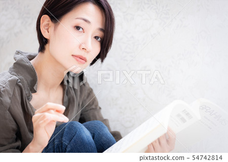 Female Lifestyle Reading 54742814