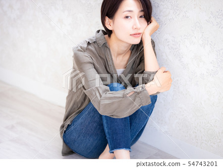 Woman lifestyle hold knees Woman lifestyle hold knees 54743201