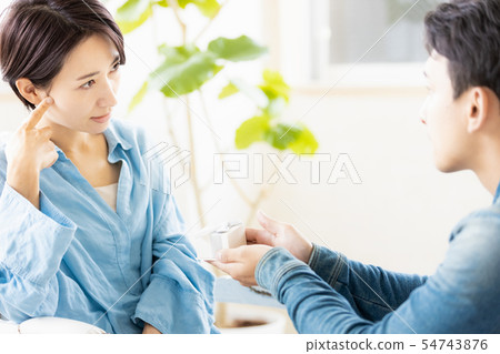 那些對現在感到困惑的女人 54743876