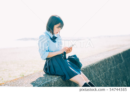 高中女生和智能手機 高中女生和智能手機 54744385