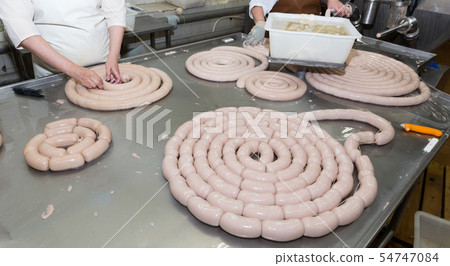 Manual binding of raw sausages 54747084