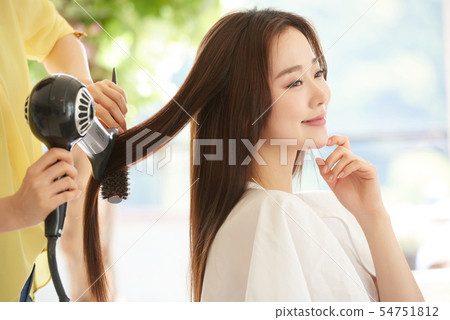 女性的頭髮護理 54751812