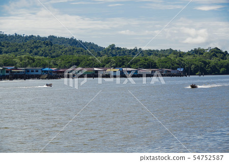 A boat that is a means of transportation for floating houses 54752587