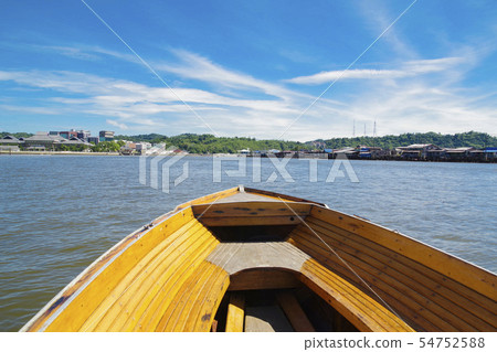 A boat that is a means of transportation for floating houses 54752588