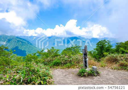 山頂和山頂的景色（朝北阿爾卑斯山觀景） 54756121