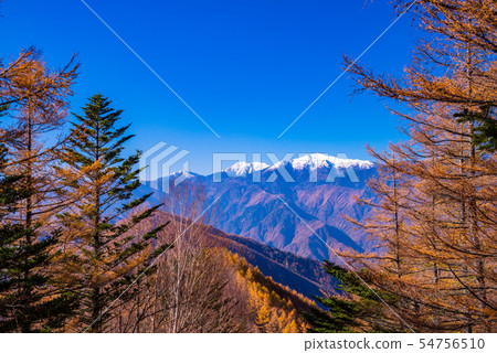 (山梨縣)從Kushigata山穿著雪山的南阿爾卑斯山 (山梨縣)從Kushigata山穿著雪山的南阿爾卑斯山 54756510