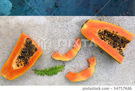 Ripe papaya top view Ripe papaya top view 54757686