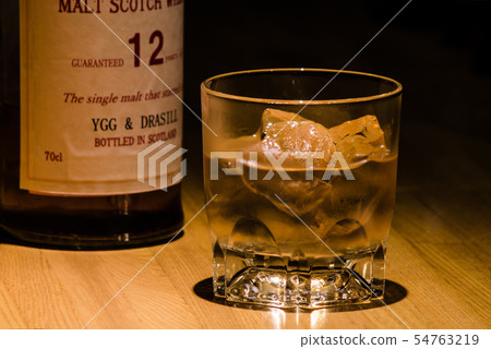 酒吧櫃檯的威士忌鎖 酒吧櫃檯的威士忌鎖 54763219