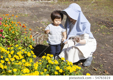 Family parent and child 54763819