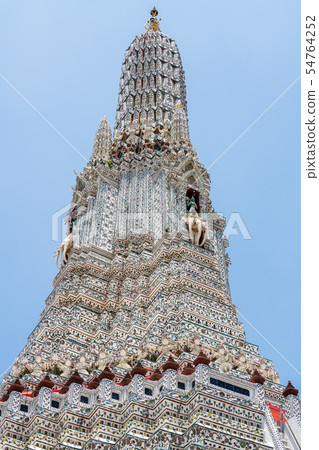 黎明寺寺廟尖頂在曼谷,泰國特寫鏡頭 黎明寺寺廟尖頂在曼谷,泰國特寫鏡頭 54764252