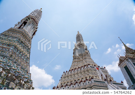 黎明寺寺廟尖頂在曼谷，泰國特寫鏡頭 54764262