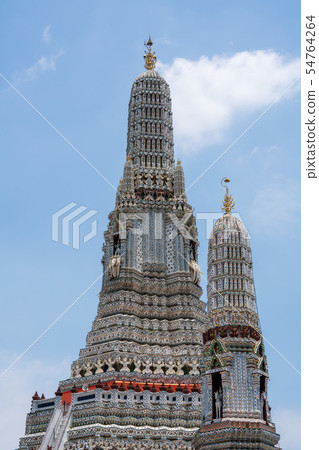 黎明寺寺廟尖頂在曼谷，泰國特寫鏡頭 54764264