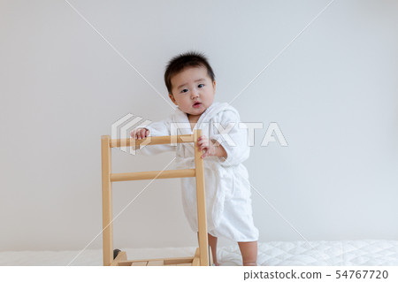 六個月大的嬰兒穿著浴袍 六個月大的嬰兒穿著浴袍 54767720