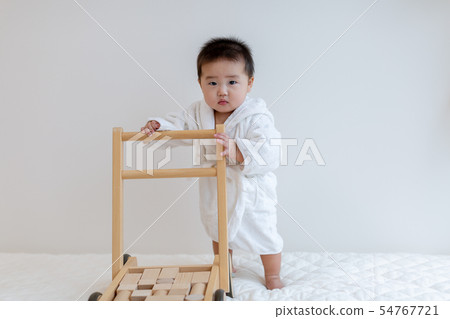 六個月大的嬰兒穿著浴袍 六個月大的嬰兒穿著浴袍 54767721