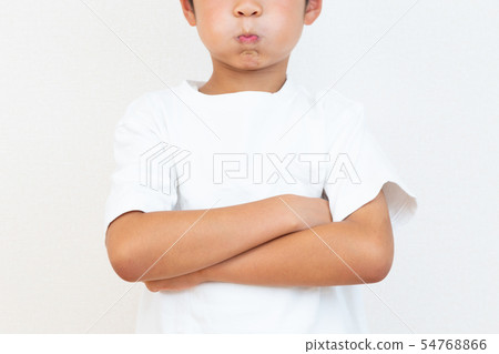 一個生氣的男孩 54768866