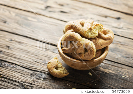 Traditional Italian bread taralli 54773009