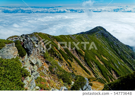 Sea of clouds and Mae Jomonake seen from the climb to Jomonake 54773648