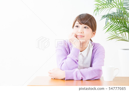 一位年輕的女士,臉頰貼 一位年輕的女士,臉頰貼 54777085