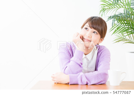 一位年輕的女士,臉頰貼 一位年輕的女士,臉頰貼 54777087