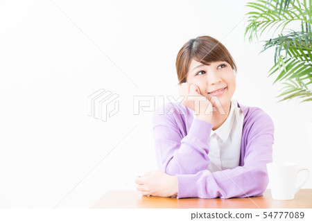 一位年輕的女士,臉頰貼 一位年輕的女士,臉頰貼 54777089