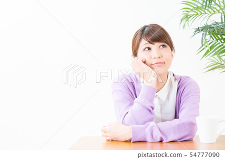 一位年輕的女士,臉頰貼 一位年輕的女士,臉頰貼 54777090