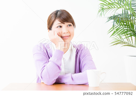 一位年輕的女士,臉頰貼 一位年輕的女士,臉頰貼 54777092