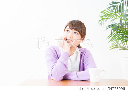 一位年輕的女士,臉頰貼 一位年輕的女士,臉頰貼 54777096