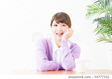 一位年輕的女士,臉頰貼 一位年輕的女士,臉頰貼 54777102