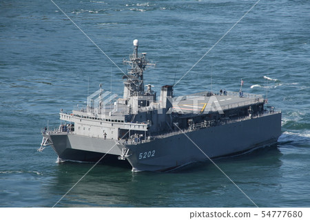 Hibiki-type acoustic measurement book of the Maritime Self-Defense Forces escort ship passing the Kurushima Strait Bridge. 54777680