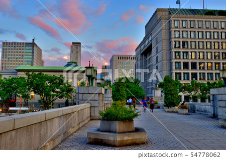 在水晶橋樑的日落在Nakanoshima，大阪 54778062