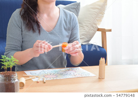 畫一幅畫的女人 54779148