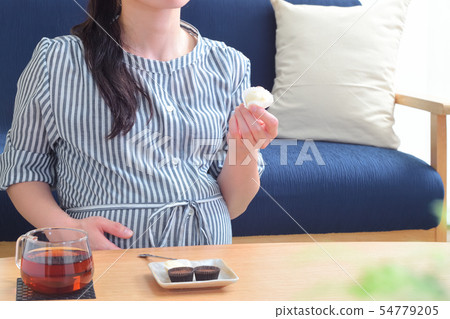 Pregnancy snack white chocolate 54779205