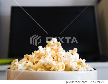 Popcorn bowl and black screen Smart TV Popcorn bowl and black screen Smart TV 54779396