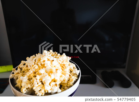 Popcorn bowl and blank Smart TV Popcorn bowl and blank Smart TV 54779405