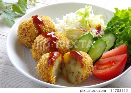 炸丸子手工製作的炸丸子骷髏形炸丸子家庭烹飪土豆菜餚 炸丸子手工製作的炸丸子骷髏形炸丸子家庭烹飪土豆菜餚 54783553