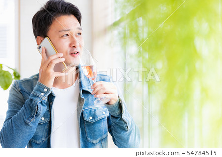 男性偶然智能手機汽酒 54784515