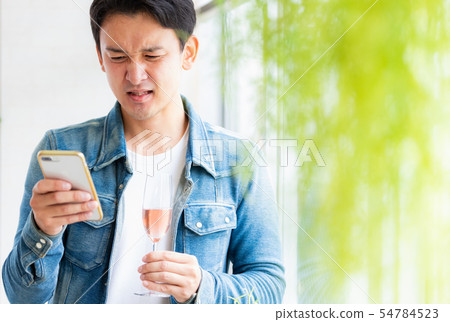 男性偶然智能手機汽酒 54784523