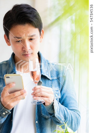 男性偶然智能手機汽酒 54784536