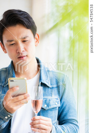 男性偶然智能手機汽酒 54784538