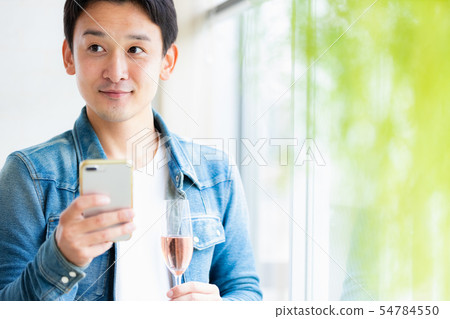 Male Casual Smartphone Sparkling Wine 54784550