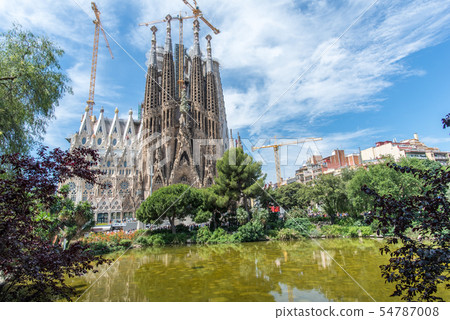 Sagrada Familia  54787008